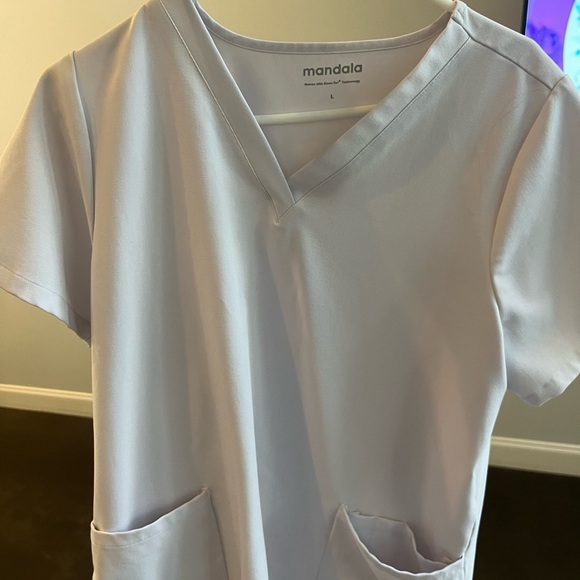 Large Mandala 6 pocket scrub tops TWO - Picture 3 of 3